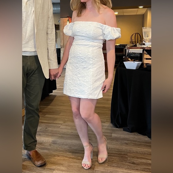 ASTR the label Raina off the shoulder crinkle mini dress - Picture 4 of 7